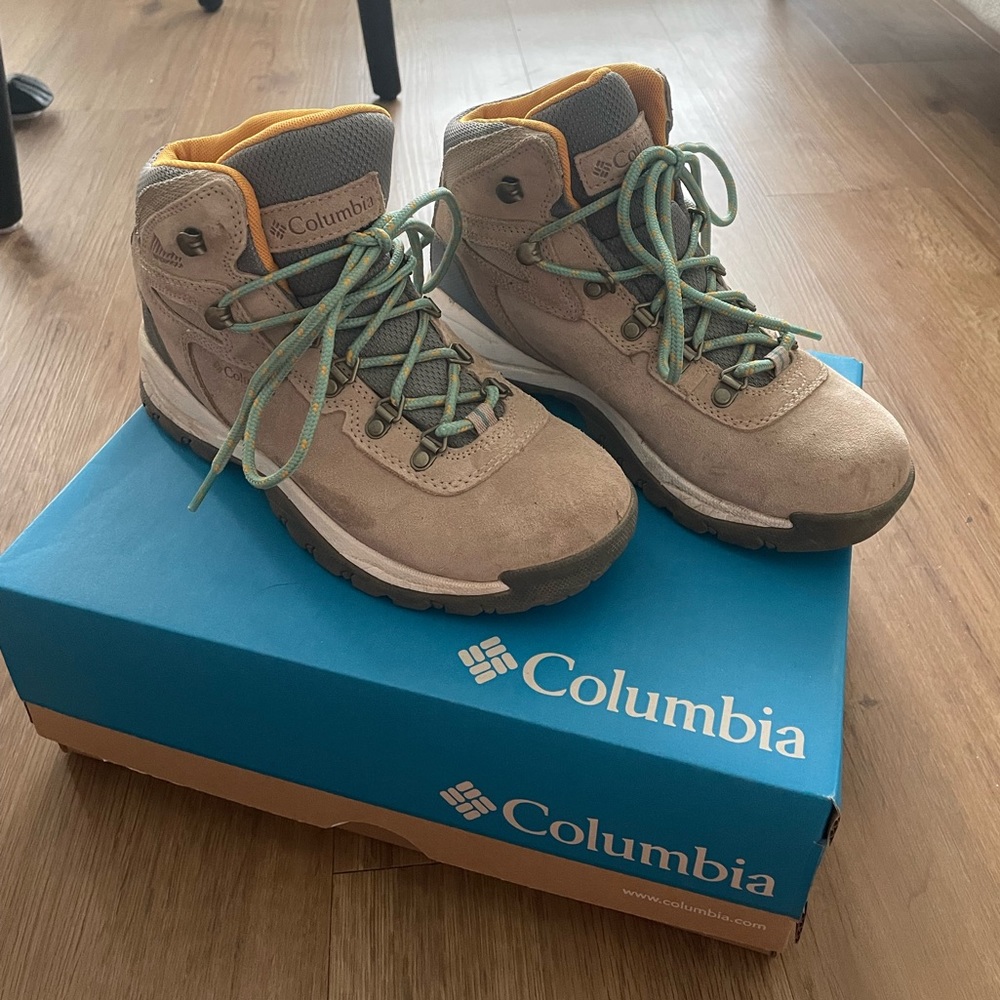 Women’s Columbia Newton Ridge Plus Waterproof Hiking Boots size 8